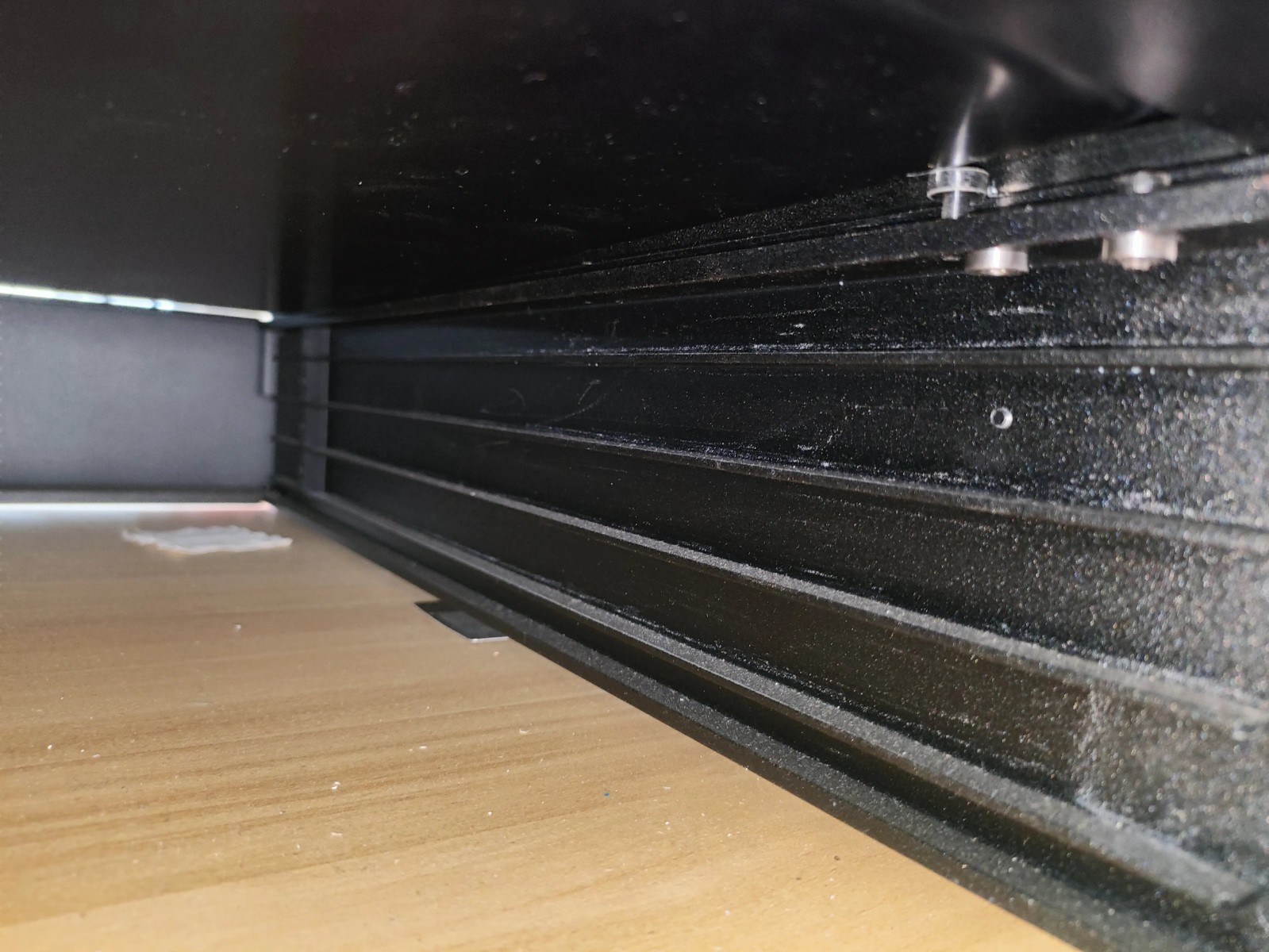 A picture of a manual Z-axis lifting table