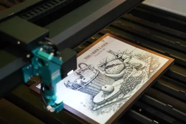 1779158708853414.png Titan-63-100W-RF-Tube-CO₂-laser-machine-is-engraving-a-high-resolution-photo-600x400.png