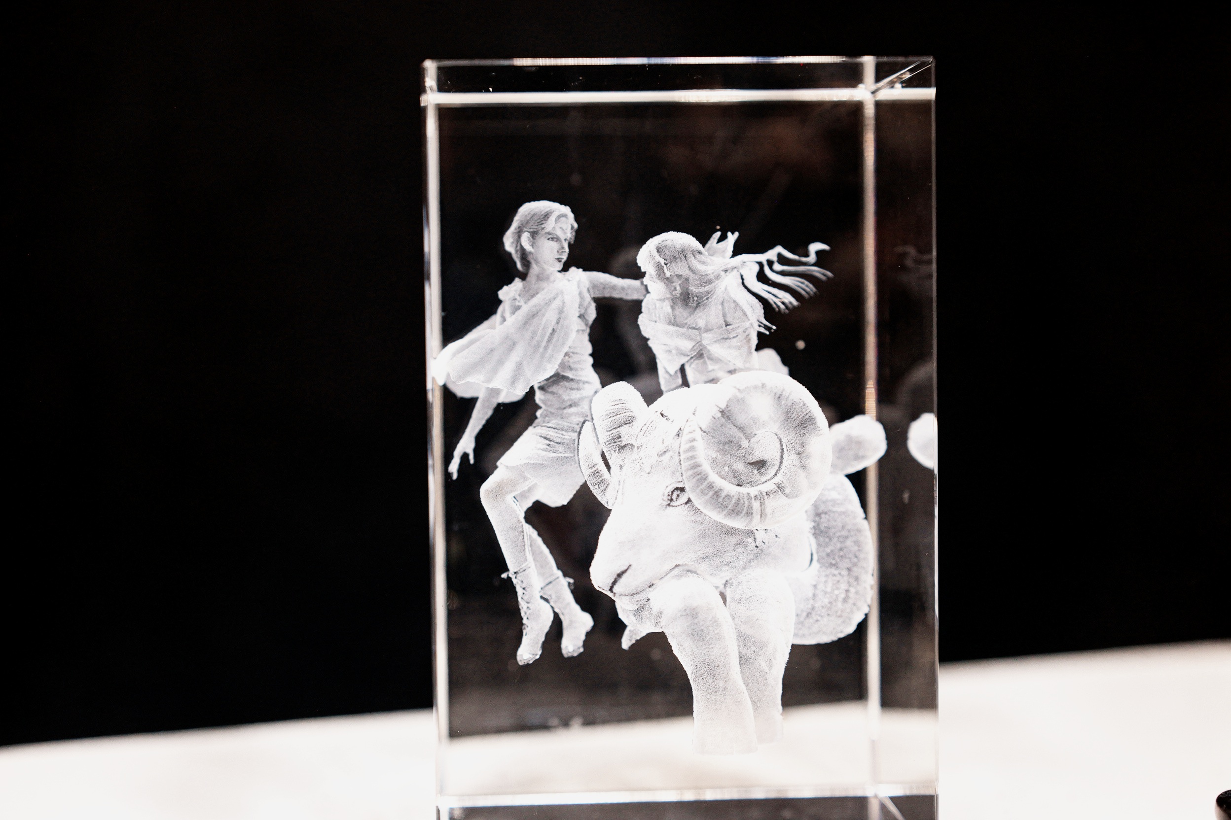 laser mark 3d relief on crystal